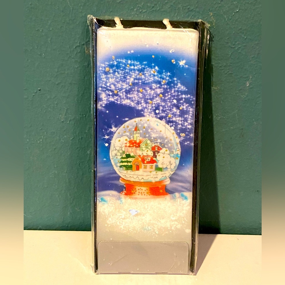 NIP Flatyz Hand Decorated Flat Candle with snow globe scene